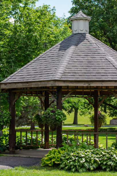 在城市公园的一个景观木制凉亭的观点图片下载