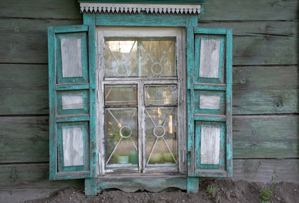 一个旧木屋的窗户图片下载