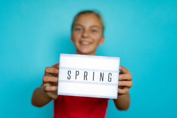 少女举着标牌图片下载