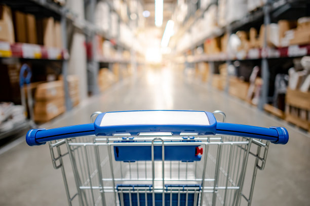 清空超市过道里的购物车图片下载