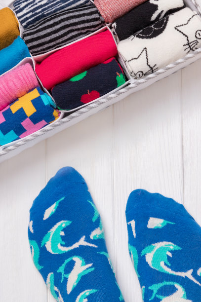 盒子里有不同颜色的袜子。脚自拍和袜子收纳器图片下载