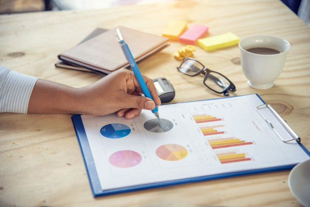 Excel统计电子表格业务分析图表统计与图表数据库中的图表和表格数据编号。会计手指excel统计财务电子表格文件业务图表图片下载