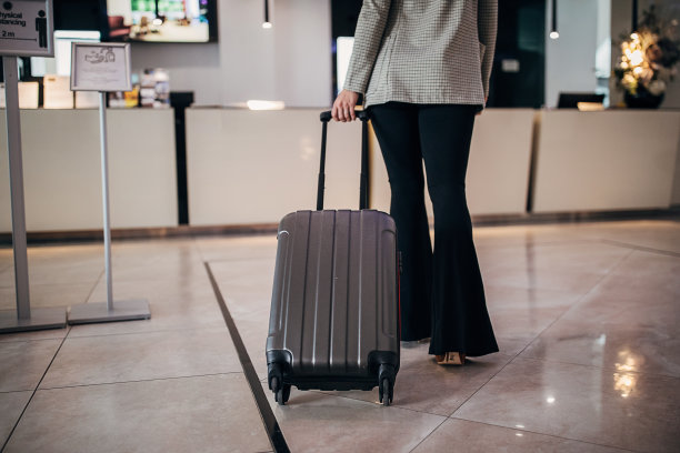 一位年轻的女商人来到一家酒店的大厅图片下载