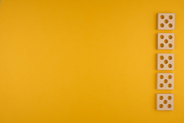 儿童的木制玩具分拣机靠近复印空间。教育游戏和算术的概念图片下载