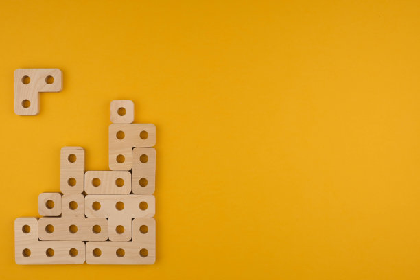 儿童的木制玩具分拣机靠近复印空间。教育游戏和俄罗斯方块的概念。本空间图片下载