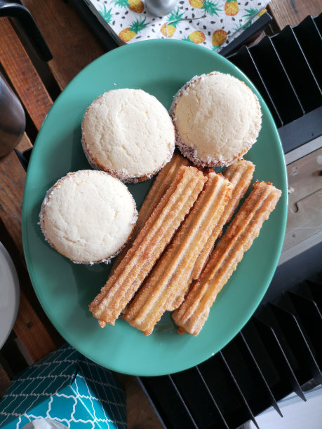 俯瞰一盘alfajores和churros在一个居住的客厅设置图片下载