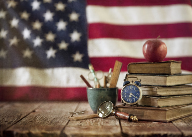 回到美国国旗下的学校概念图片下载