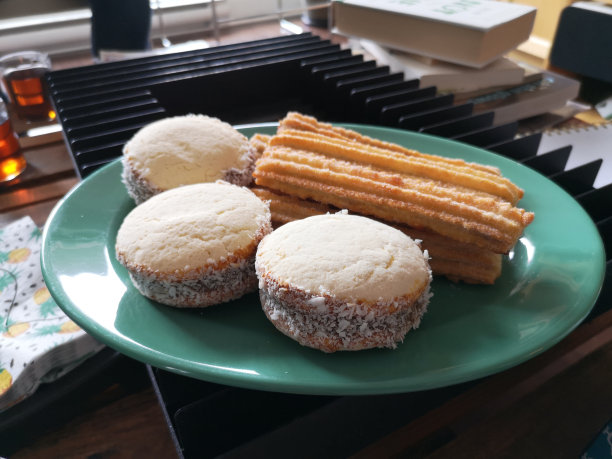 在起居室里摆上一盘法式点心和油条图片下载