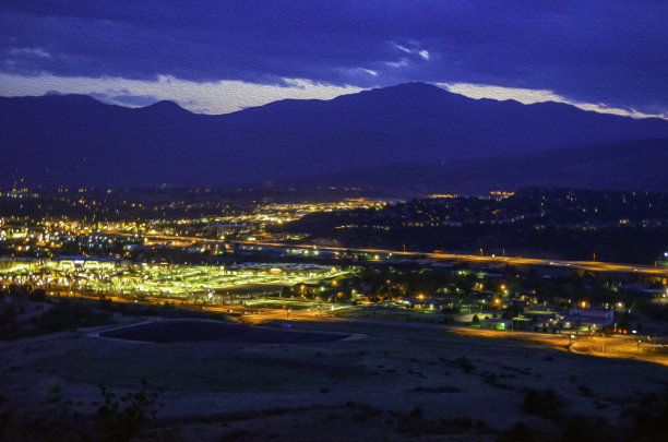 派克峰和城市在天黑后-照片艺术图片下载