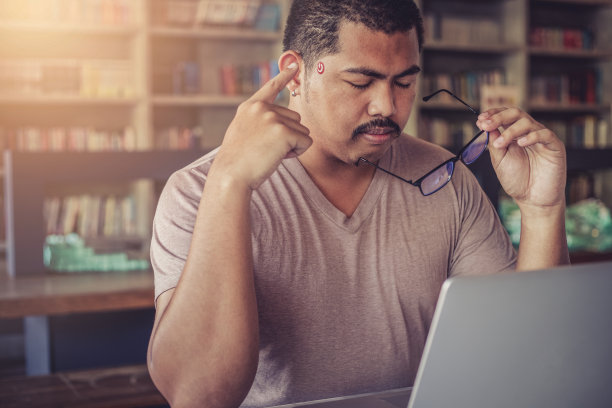 在休息的概念中，年轻人关闭了自己的大脑图片下载