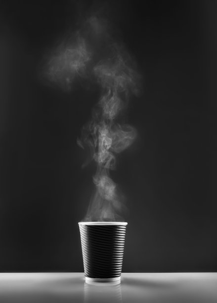 黑色玻璃放在桌子上，灰色背景图片下载