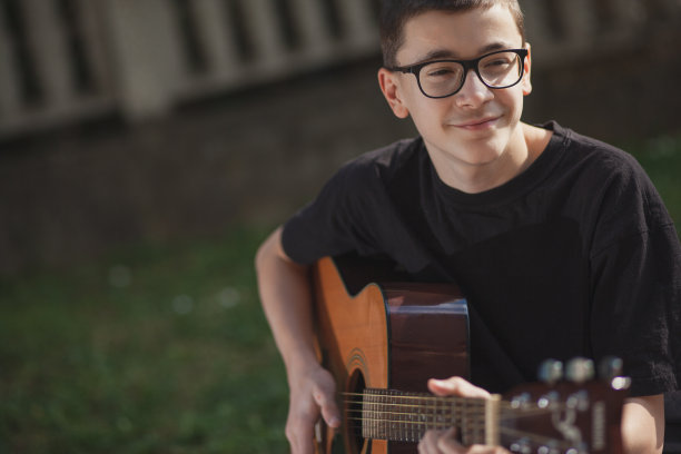 少年弹吉他图片下载