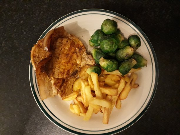 猪排配薯条和球芽甘蓝图片下载