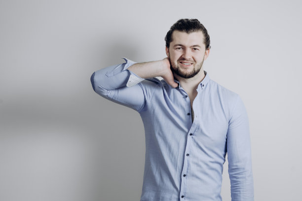 穿着衬衫的英俊成功男士。长头发的。胡子。在灰色背景图片下载