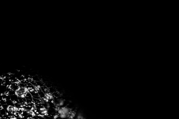 水滴落在左下角的黑色背景上图片下载