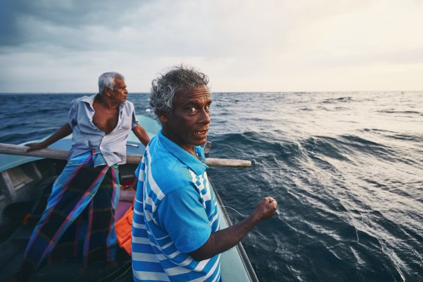 渔船上的两个渔民图片下载