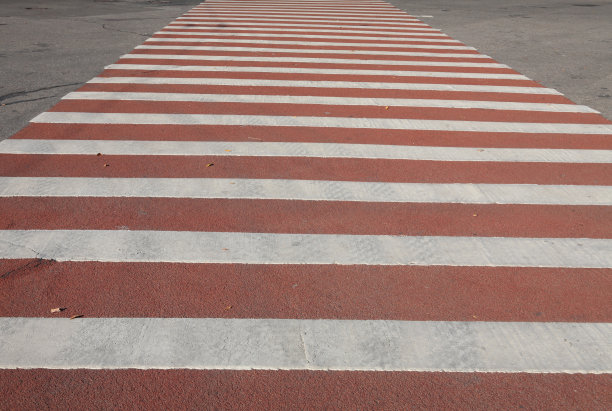 穿越道路图片下载