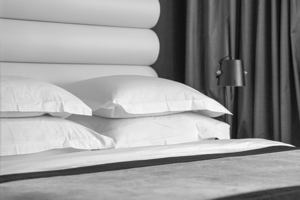 酒店卧室内部黑白摄影图片下载