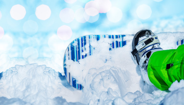 一个孩子的小滑雪板在雪地里打转图片下载