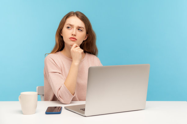 需要考虑商业计划。沉思的女人穿着便服，带着沉思和困惑的表情坐在那里图片下载