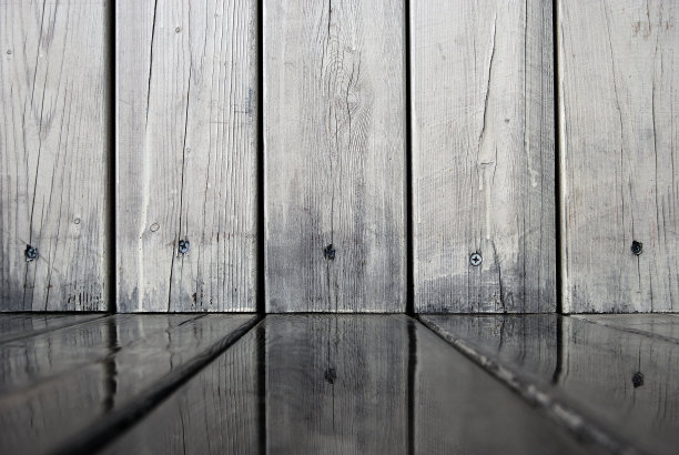 木墙是水映在木地板上的，抽象的背景是灰色调图片下载