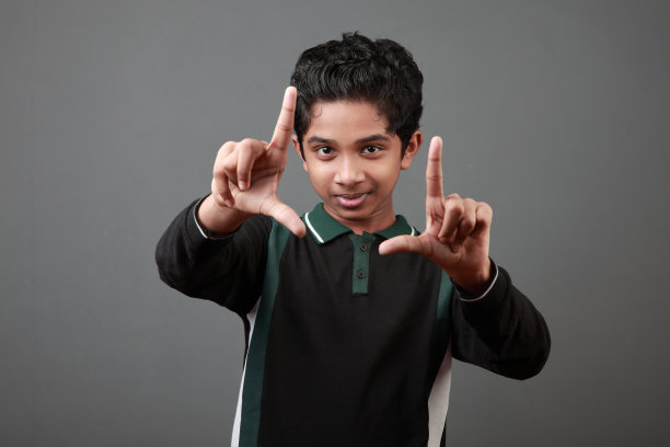 快乐的小男孩展示手势图片下载