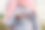 那个围着围巾的女孩拿着一条项链，手里拿着一把钥匙图片下载