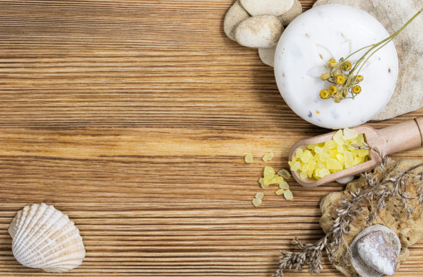 天然肥皂，海盐，毛巾在一个木制的背景温泉，沐浴配件图片下载