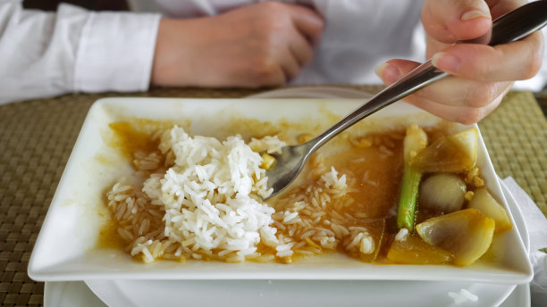 女人吃蘸酱的米饭。没有脸图片下载
