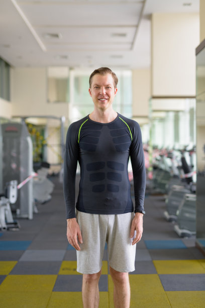 2019冠状病毒病期间，帅气少年在健身房微笑的肖像图片下载