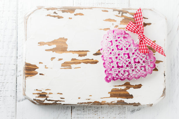 复古装饰心形装饰，木质支架，白色背景。有选择性的重点。的情人节卡片。前视图。文本。图片下载