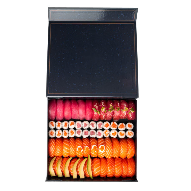 各种不同的寿司和卷，鲑鱼和金枪鱼在黑色礼盒上的白色背景隔离图片下载