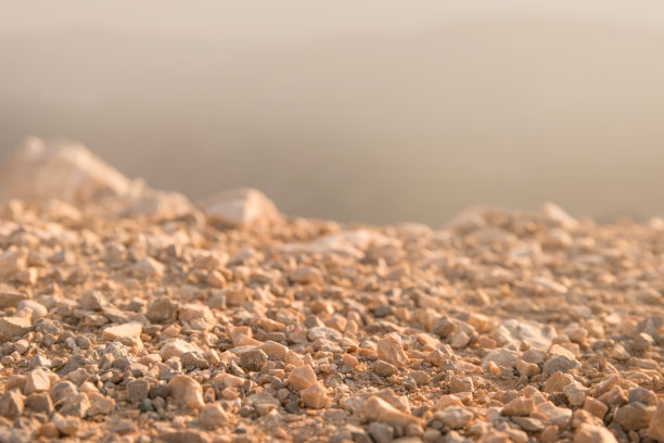 山上有许多小岩石。日落图片下载