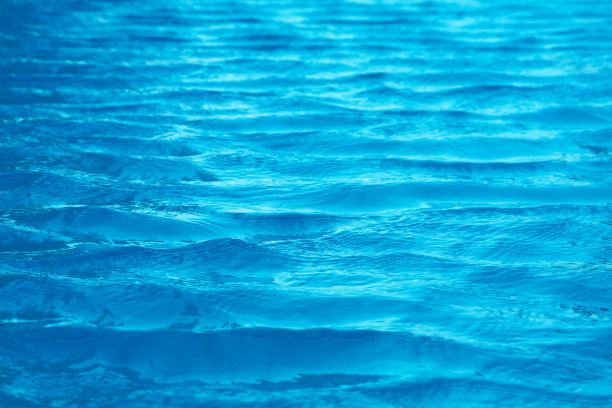 海水很清澈，你可以在水中看到沙子和贝壳图片下载