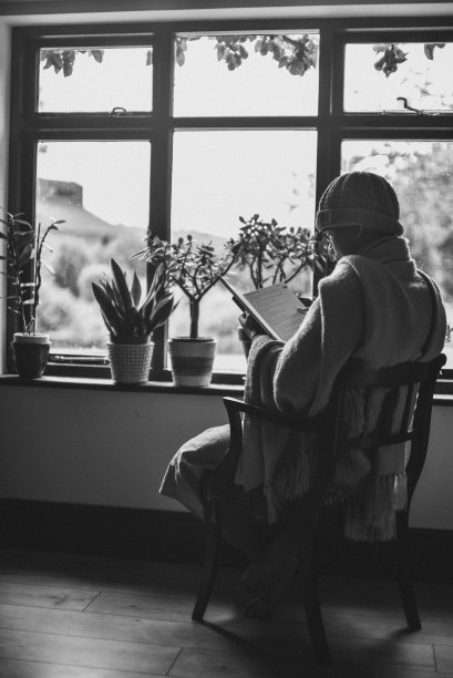 一个人坐在椅子上看书图片下载