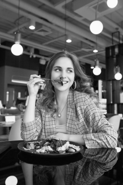 年轻美丽的微笑女人吃健康的食物图片下载