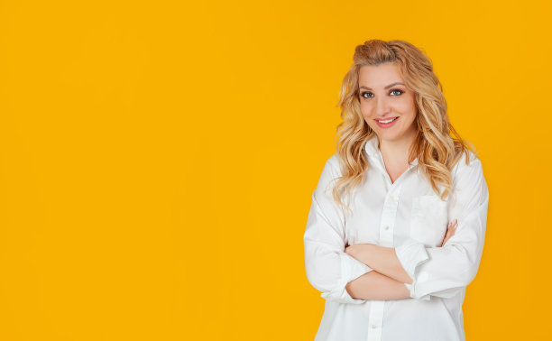 迷人自信的美女双臂交叉胸前自信的姿势图片下载