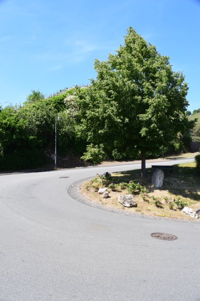 陡峭蜿蜒的曲线图片下载