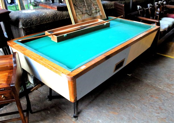 米兰，意大利，2017年10月22日，一个古董市场的老台球桌图片下载