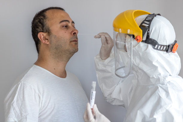 医生对一名男性患者进行PCR / Corona / Covid - 19检测图片下载