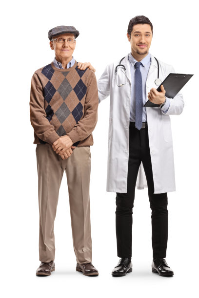 一位年轻的男医生站在一位年长的病人旁边图片下载