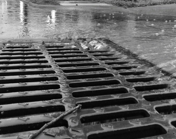雨水流入街道排水沟图片下载