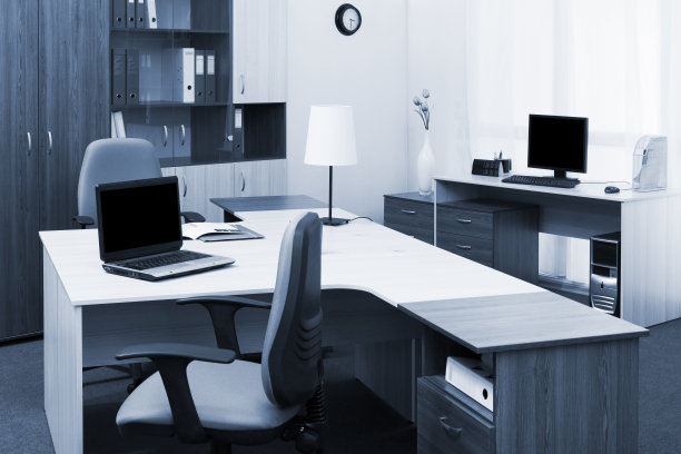 现代办公室里有电脑的工作场所图片下载