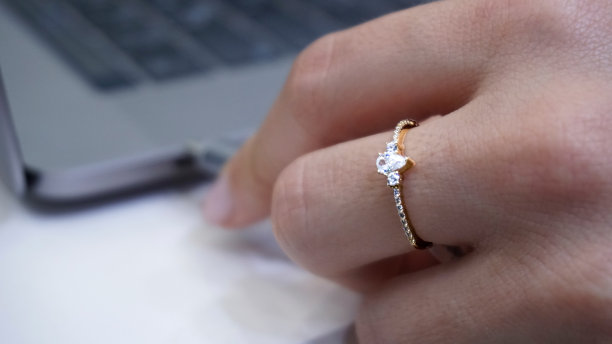 珠宝戒指和女孩的手图片下载