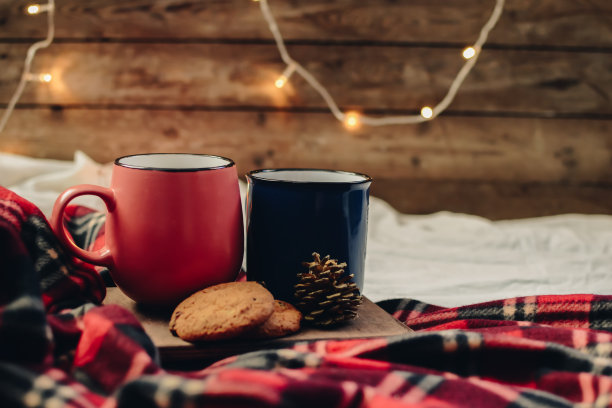 两杯热饮。舒适的节日气氛。木制背景。图片下载
