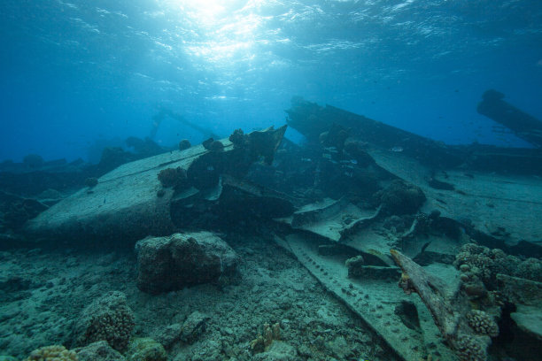 灯光下的沉船图片下载
