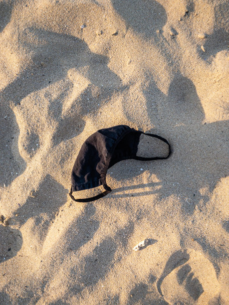 沙滩上的面具图片下载