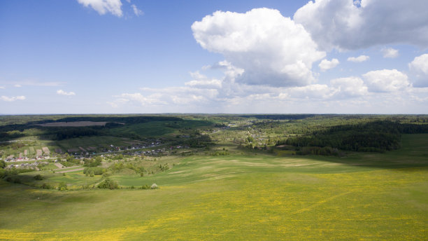 无人机拍摄的照片。菜籽油花圃。图片下载