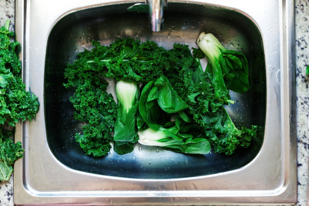 清洗新鲜的绿色甘蓝叶特写图片下载