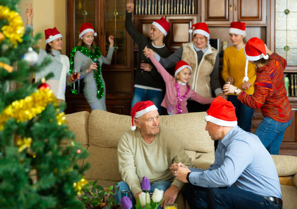 快乐的大家庭聚在家里一起庆祝新年图片下载